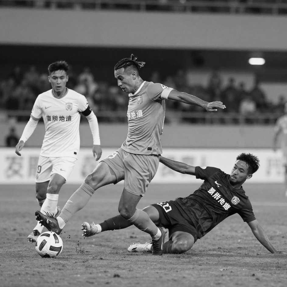 Lucy Bronze và đêm Lyon câm lặng: Khi Chelsea học cách đứng vững ở châu Âu