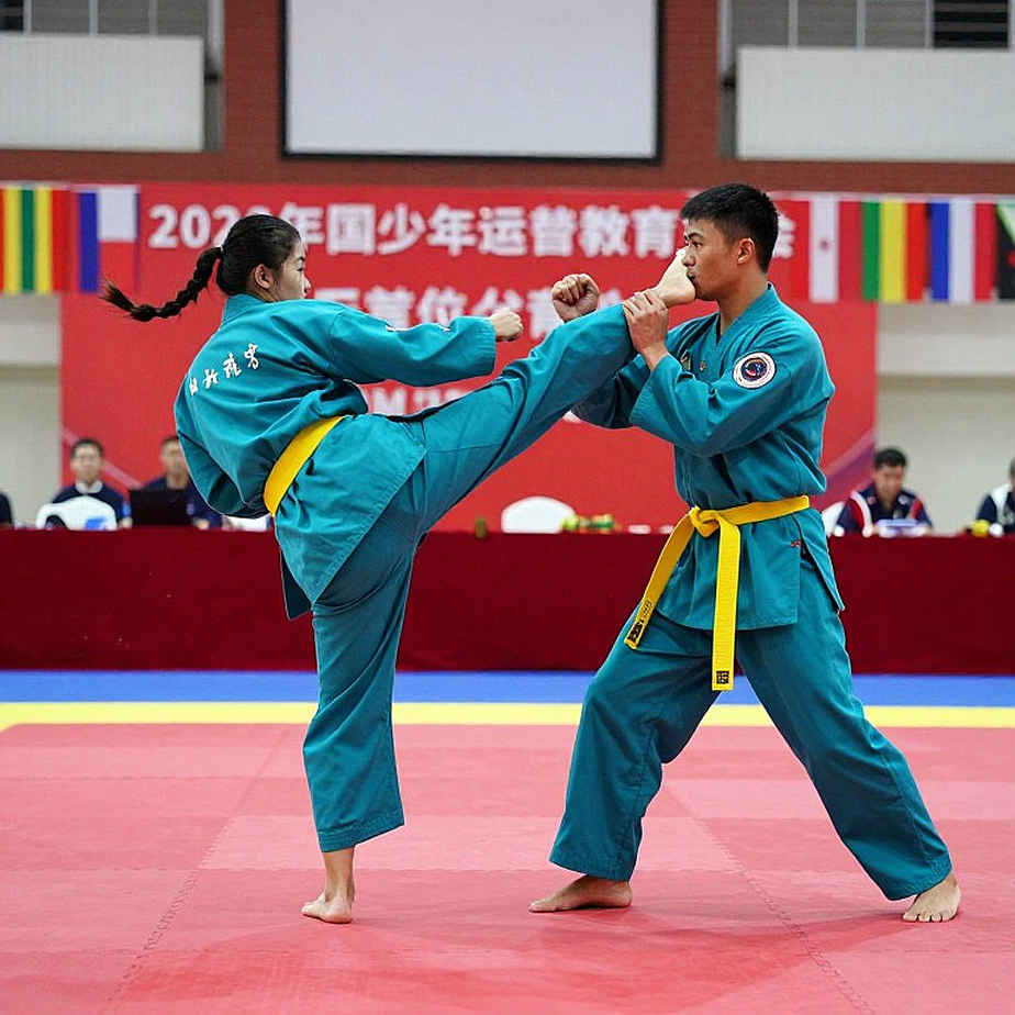 Bishop lật ngược Carmouche, giành đai vô địch PFL: 48-47 và khoảng cách một phiếu trọng tài