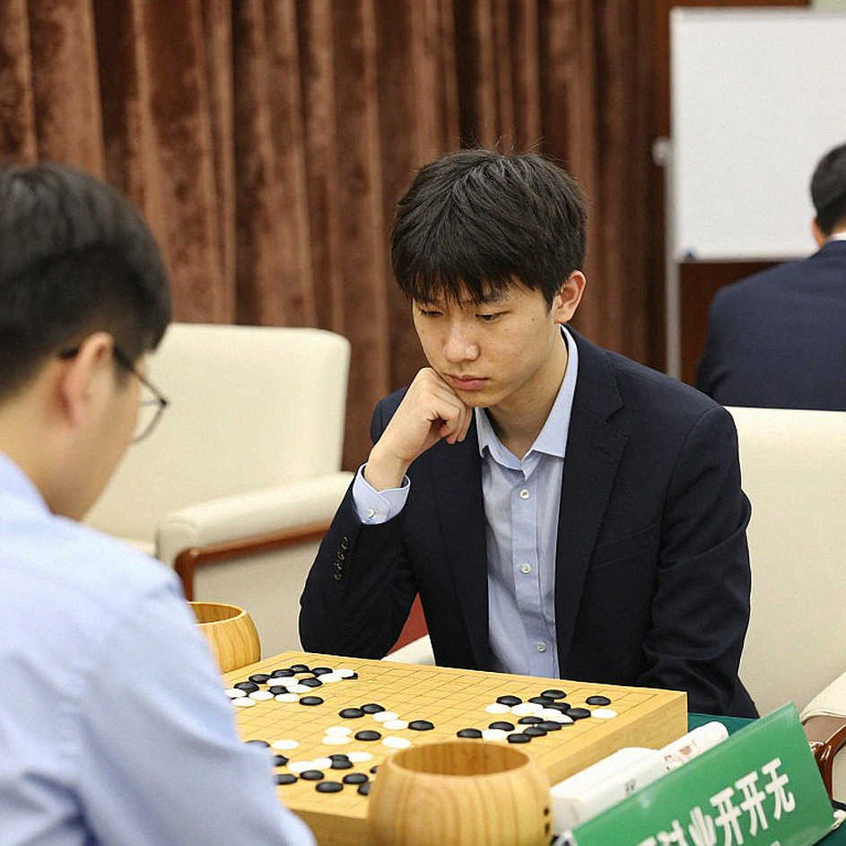Novy Bor, SuperChess và một dòng tít không khớp với phần thân bài