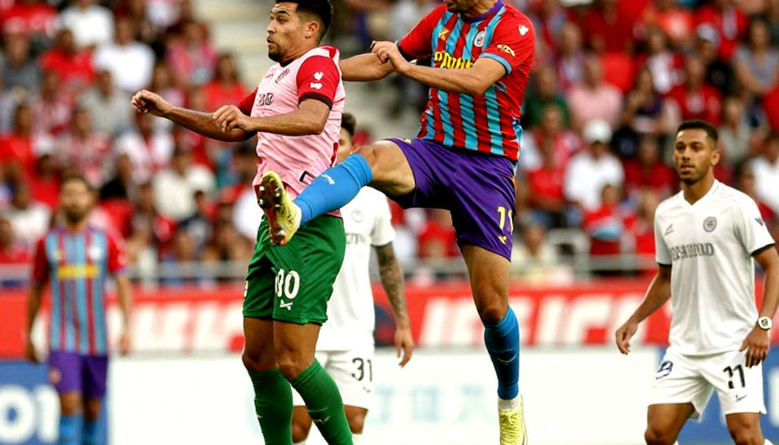 Almada, 'Chiquito' Sánchez và nghệ thuật hứng chịu: Khi một huấn luyện viên dựng lá chắn cho học trò cũ
